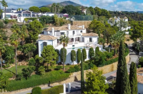 Villa Elegante con Jardín y Piscina